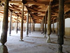 ジュマモスクの中です。写真撮影には11000スム(125円ほど)。
柱に繊細な細工がされていて土台と柱の間には羊の毛を挟みそれで固定。