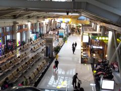 麗江三義国際空港は綺麗で新しい 。
トイレも清潔できれいだった。
どの空港もペーパーはあった。
ペーパーは籠に捨てるのだが清掃員がいて
すぐキレイにしてくれる。