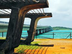 のんびりと海沿いの道を走り｢池間大橋｣までやってきました。
