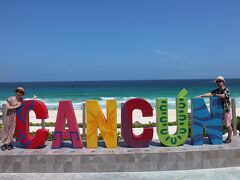 食べ終えて向かったのは長蛇の列と言われる「CANCUN」モニュメント。ちょっと並んだけど、ここに来たらこれを撮らないと！とミーハー魂発揮！