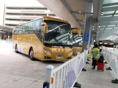 香港口岸行のシャトルバスに乗る