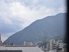 野生のニホンザルが生息する高崎山が見えて来ました。
大分駅はもうすぐです。

