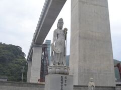 車両の落下事故の犠牲者を慰霊するための碑です。