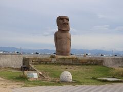 女木島には鬼だけでなくモアイもいます。

イースター島の本物のモアイ像と同じ凝灰岩で造られており、10.8トンもの重さがある。