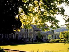 ウェールズ、ブレコンビーコン国立公園の北の田園地帯にある、スランゴイド・ホール・ホテル（Llangoed Hall Hotel）
ローラ・アシュレイの夫だったバーナード・アシュレイ卿が、古いマナーハウス（領主の館）を買い取って、妻の死後、1990年にホテルとしてオープンしたここを、私たちは、ローラアシュレイの館、と呼んでいた。

この館にある23室の客室は、いずれもローラアシュレイのファブリックでいっぱいだった。