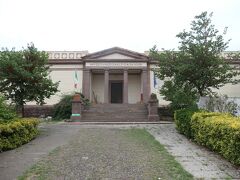 イタリア広場の南約200mに考古学博物館（Museo Nazionale "Giovanni Antonio Sanna"）があるので、訪れました。
入り口門が閉まったままで、門には「現在閉鎖中」と表示が出ていました。閉鎖期間も書かれていませんので、いつ再開されるのかも不明です。残念ながら、歴史的なサッサリの博物館の見学は出来ませんでした。