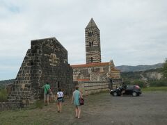 迂回路を利用したので時間がかかりましたが、サッカリア教会（Chiesa della SS. Trinita di Saccargia）に到着しました。原っぱが広がる田舎にポツンと建っていました。