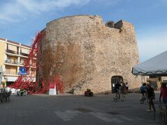 旧市街中心部にあるサンジョバンニの塔（St. John Tower）で、16世紀に建造された街の守り要所で、直径10m、壁の厚さが4.3ｍもある頑丈な塔です。赤い網はこの町の名産品である赤珊瑚を象徴した装飾です。