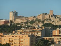 9月3日
早朝にホテル（T Hotel Cagliari）の部屋から見たカリアリ旧市街の景色です。朝食後、ホテルをチェックアウトして旧市街を見学し、その後島を北上してサルデーニャ島の最北部にある港町サンタ・テレーザ・ガッルーラのホテルまで移動します。移動距離は約350kmで、今回の旅行で最長距離です。