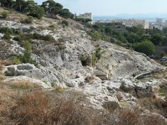 ローマ円形劇場（Roman Amphitheatre of Cagliari）が旧市街に残されていました。2世紀に建造されたものですが、見学コースなどは整備されていないようでした。劇場の上部を通る道路からの見学です。