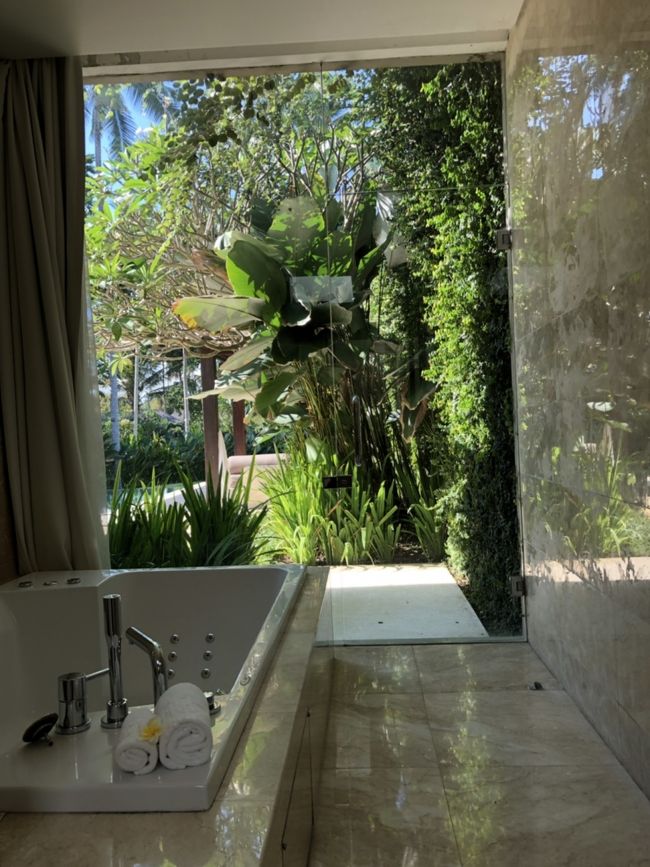 部屋に戻ってシャワーして