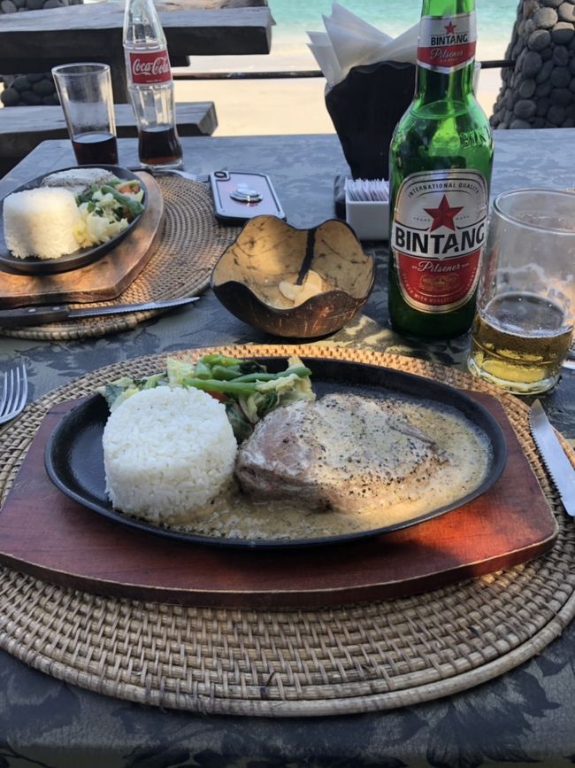 ブラックペッパーソースのステーキ。口コミどおり美味しい!