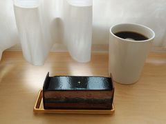 お部屋でおやつに高島屋で買ったミッシェル・ブランのケーキをいただきます。チョコレートが甘くて濃厚。ベッドでのんびりしてたら動きたくなくって…16時半過ぎ…おいっ！ライブ間に合わなくなるよ！