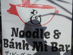 3日目
朝食を食べにKCCファーマーズマーケットに行きます。
今日はアロハフェスティバル　フローラルパレードが9時～12時まであるので大規模な交通規制がされます。
なので、規制が始まる前に出発しました。
7：30の開始少し前に着きましたが、既にすごい人です。
先ずはザ・ピッグ＆ザ・レイディでフォーとバインミー