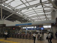 　所沢は、西武鉄道の主要２線が交わるターミナル駅です。膜構造の屋根に覆われたコンコースは、明るく開放的。
