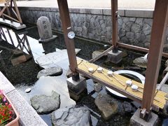 旅館のすぐ近く、湧水「御清水」　　　（おしょうず）