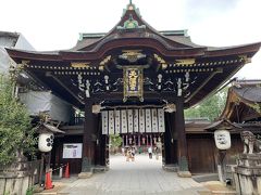 次は北野天満宮へ。
近くの湯豆腐店には行ったことがありますが、北野天満宮でお参りするのは初めてです。