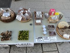 七間朝市

え～っ、テーブル右に・・・猿の腰掛！！　　　買う人いるんかな？