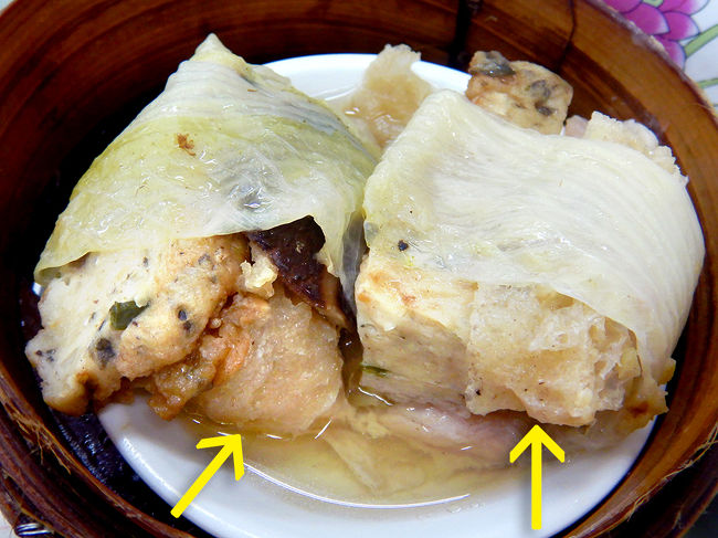 たくさんの具を白菜で包んだ蒸し物。<br />豚肉、しいたけ、さつま揚げなどなど、ガツンと食べ応えのある一皿。<br /><br />特に、白いスポンジみたいのが汁を吸って超美味しい。<br />程よくコリコリした食感も◎。何だろう？<br />前述の深セン在住の知人に問い合わせてみると・・