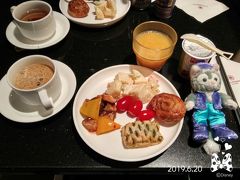 ４時過ぎに香港国際空港に到着

バスの始発もまだ動いていないので、
ラウンジで朝食を頂き、
シャワーもお借りして準備万端にして出発します