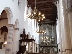 旧教会。フェルメールが埋葬されたという記録が残っているデルフトで最も古い教会。1325年の着工時以来、建物が傾いている。「眺望」の左側に、この教会の塔が描かれている。内部はステンドグラスが美しい。ここを描いた絵画が多数ある。新旧教会は共通チケット、8.50EUR。