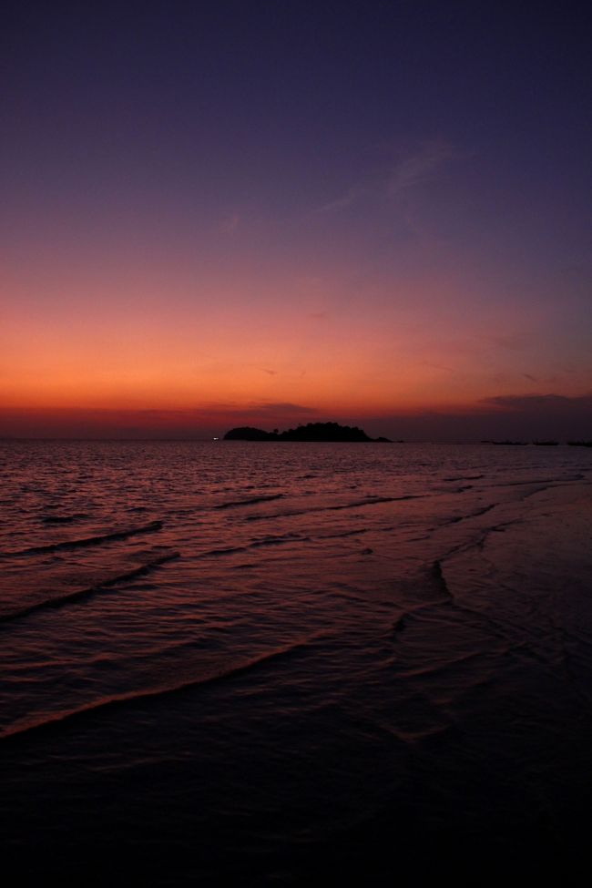 ☆２/１9（火）Morning Glow of Sunrise Beach @ Koh Lipe Thai<br /><br />この日の朝もいつものようにSunrise Beachに日の出を見にいきました。<br />乾季は北東からの波風で少し波が高くなるSunrise Beachですが<br />この日の朝は波静かな朝を迎えました。<br />正面の小島はKoh Kra。