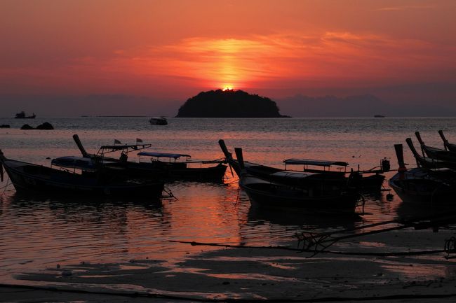 ☆Sunrise of Sunrise Beach @ Koh Lipe Thai<br /><br />Koh Talakの上から朝日が昇り始めました。