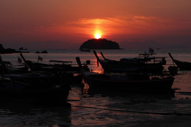 ☆Sunrise of Sunrise Beach @ Koh Lipe Thai<br /><br />朝日の辺りに薄い雲があるようで<br />今朝の太陽は少し滲んだ太陽です。