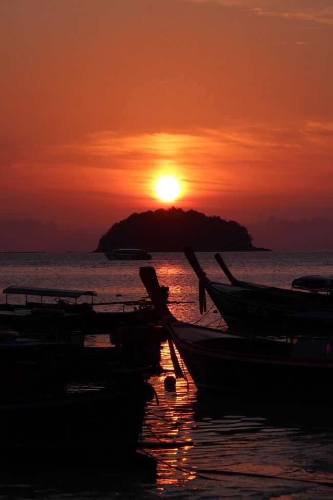 ☆Sunrise of Sunrise Beach @ Koh Lipe Thai<br /><br />お椀を伏せたような形のKoh Talakは無人島で<br />ビーチもないので一般観光客が訪れることはまずありせん。<br /><br />