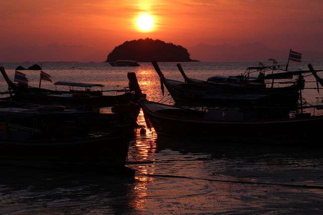 ☆Sunrise of Sunrise Beach @ Koh Lipe Thai<br /><br />ロングテールボートがあればタイらしさが出ますが<br />多すぎるのもね～・・・(^^;)。