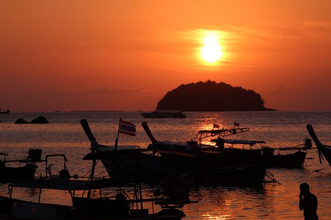 ☆Sunrise of Sunrise Beach @ Koh Lipe Thai<br /><br />理想的なSunriseではありませんでしたが<br />見られただけ良しとしましょう。
