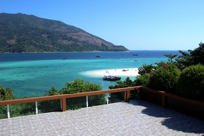 ☆Sandbar View from Mountain Resort @ Koh Lipe Thai<br /><br />砂洲をMountain Resortから俯瞰するには<br />基本的にはレストランから見下ろしますが<br />このレストラン脇にある空きスペースからなら<br />タダで砂洲とラグーンの絶景を見渡すことが出来ます。