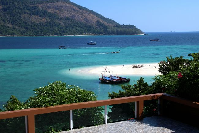 ☆Sandbar View from Mountain Resort @ Koh Lipe Thai<br /><br />昨年まではパラソルと椅子がありましたが<br />今年はなぜか撤去され本当の空きスペースになってしまいました。<br />ここからタダで砂洲とラグーンの絶景を見渡すことが出来ますが<br />右手の木々が邪魔で砂洲全体は見えません。