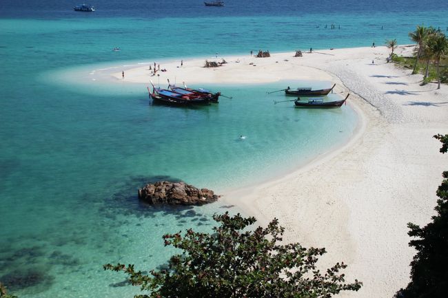 ☆Sandbar View from Mountain Resort @ Koh Lipe Thai<br /><br />砂洲とラグーンの絶景はAndaman Resort側にある階段辺りからも<br />見下ろせますが木が少し邪魔かな。<br /><br />Jacuzzi Suite Villaからの眺めも素晴らしいですが<br />残念ながら泊まらないことには見られません。<br />でも今年からはそのJacuzzi Suite Villaの下からも<br />美しい砂州とラグーンの絶景が見られるようになりました。