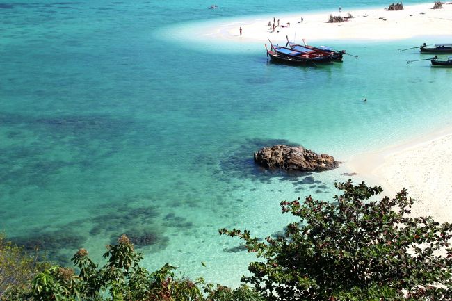 ☆Sandbar View from Mountain Resort @ Koh Lipe Thai<br /><br />この場所は昨年からあったのですが<br />昨年まではBeach Front Bangalowの屋根が目障りで<br />フォトジェニックなポイントではありませんでした。<br />ところが、今年はその目障りだったBeach Front Bangalowが<br />全て撤去されたので俄然見晴らしが良くなり<br />ご覧の砂州の絶景が見られます。
