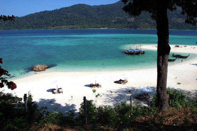 ☆Sandbar View from Mountain Resort @ Koh Lipe Thai<br /><br />昨年まではビーチにある木の陰辺りまで<br />ビーチバンガローの屋根が目障りでした。