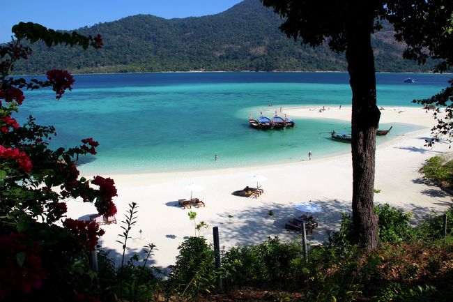 ☆Sandbar View from Mountain Resort @ Koh Lipe Thai<br /><br />コンクリートの杭のようのなものがありますが<br />これはビーチバンガローの電柱でした。<br />今は役目が無いし目障りなので撤去して欲しいものです。