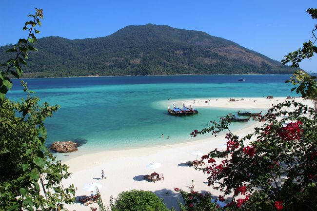 ☆Sandbar View from Mountain Resort @ Koh Lipe Thai<br /><br />眺めは素晴らしいのですが<br />ここはJacuzzi Suite Villaの直ぐ下、<br />一般公開している場所ではないので<br />見つかれば注意されるかも(^^;)。<br />ま、犯罪ではありませんが、<br />もし撮影したい方はコソットね。