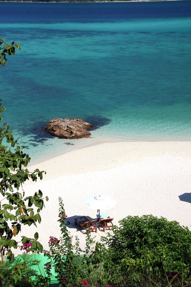 ☆Sandbar View from Mountain Resort @ Koh Lipe Thai<br /><br />砂洲の内側からMountain Resort前ビーチにかけては<br />砂洲が波風の防波堤になるので普段でも波穏やかですが<br />この時はいつも以上に穏やか。<br />海とは思えないほどのベタ凪です。