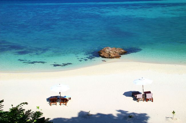 ☆Sandbar View from Mountain Resort @ Koh Lipe Thai<br /><br />ビーチのこの微妙な曲線と<br />岩や誰もいないビーチチェアなどが良いアクセントになっています。