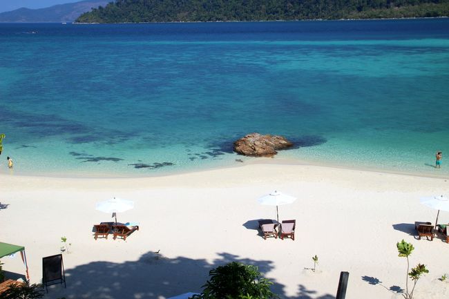 ☆Sandbar View from Mountain Resort @ Koh Lipe Thai<br /><br />Mountain Resort前のビーチは北向きです。<br />日本なら北向きはあまり良いイメージがありませんが<br />赤道より北の南の海島の場合<br />多くの時間、太陽が背後から射すので<br />写真的には順光で撮れるし、<br />日陰ができる時間も長いので日焼けしたくない人にも向いています。