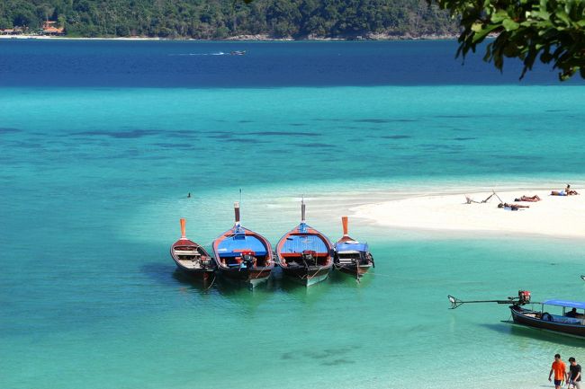 ☆Sandbar View from Mountain Resort @ Koh Lipe Thai<br /><br />天気もスカッ晴れだし<br />満潮の潮止まりなので波が穏やか<br />これだけの好条件は無いので<br />パタヤビーチでもキレイな写真が撮れるかもと思い<br />早々と場所替えです。