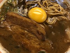 徳島市内へ戻って来て、ランチは初徳島ラーメンです。
スープはかなり濃い色ですが、食べてみるとそこまで味は濃くありませんでした。
急いで食べ、阿波踊り会館へGo!