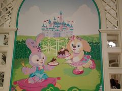 パークアウトした後は、
ランドホテルのエンチャッテッド・ガーデンで
キャラダイを楽しみます

モフモフファミリーのかわいい絵が飾られていますね