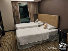 本日の宿泊先は
油麻地の駅近にある『CasaDeluxeHotel』

一つ飛ばしてお隣には同系列の『CasaHotel』があり、
最初、間違えて『CasaHotel』に行ってしまいました
（正確に言うと『CasaDeluxeHotel』のロビーに行こうとビルに入ると、
　ビルの受付っぽいカウンターにいたおじさんに手で×サインをされたので、
　間違ったのかと思い別のビルに行ってしまったんですよね）

市内のホテルの割に、コンパクトながらそこそこにスペースもあって、
快適でした

