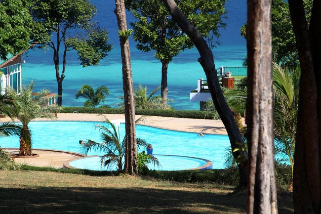 ☆Mountain Resort Pool View @ Koh Lipe Thai<br /><br />今、流行りのインフィニティプールではありませんが<br />眼下のラグーンと同じような色の美しいプールです。