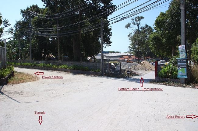 ☆Route from the Mountain Resort to the Pattaya Beach @ Koh Lipe Tahi<br /><br />仏教寺院の角を右折し左にソーラープラントを見ながら直進すると<br />丁字路に当たります。<br />左に行けば発電所方面<br />工事現場のような門を真っすぐ進めばパタヤビーチ。<br />右折すればAkira Resortの裏口方面です。