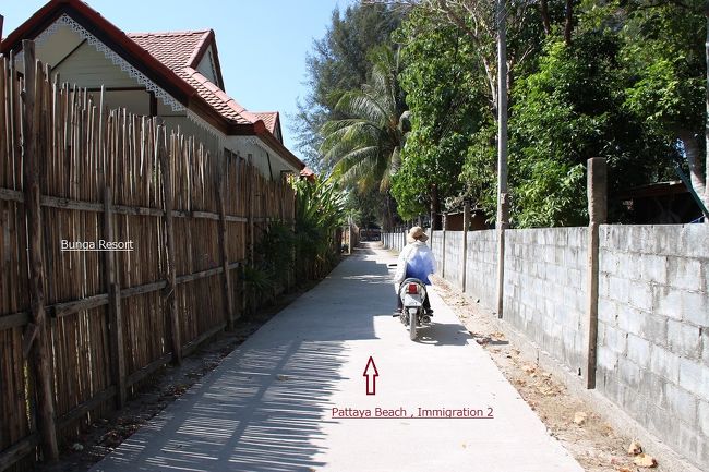 ☆Route from the Mountain Resort to the Pattaya Beach @ Koh Lipe Tahi<br /><br />上記の工事現場のような門を臆せずに真っすぐ進むと<br />左側はBunga Resort,<br />さらに進めばImmigration2やパタヤビーチです。