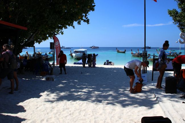 ☆Route from the Mountain Resort to the Pattaya Beach @ Koh Lipe Tahi<br /><br />左手にImmigration2&amp;SPB Speadboatを,右手にLipe Cafeを見ながら進めば<br />正面はPattaya Beachです。<br />これはあくまでMountain ResortからPattaya Beachの最短ルートであり<br />Walkig Streetを経由するルートもよく利用されます。