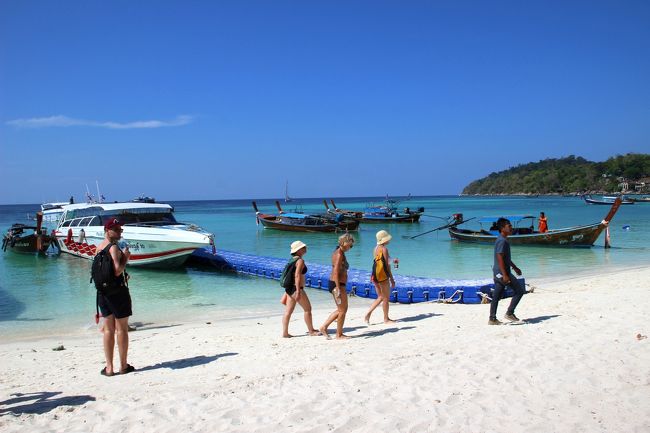 ☆Pattaya Beach Walking @ Koh Lipe Thai<br /><br />SPB Speadboat(Imggration2)前のフローティング・ジェッテイ。<br /><br />３，４年前フローティング・ジェッテイはWalking Street前にだけ設置されていましたが今はSPB Speadboat(Imggration2)前とBundhaya Resort前(Immigration1)前にもあります。<br /><br />